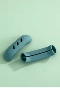 Détail de couvre-poignées et de protège-oreilles en silicone vert foncé résistant