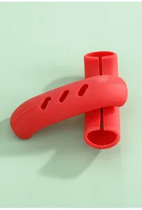 Gros plan détaillé sur les poignées et protège-oreilles en silicone rouge anti-chaleur