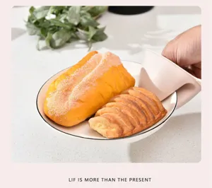Gros plan d'un support de poignée en silicone rose utilisé sur une assiette