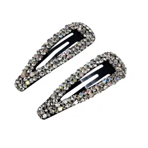 Paire de barrettes à cheveux étincelantes en strass avec design goutte d'eau.