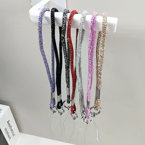 Vue détaillée de cordons de téléphone et porte-clés colorés en strass étincelants