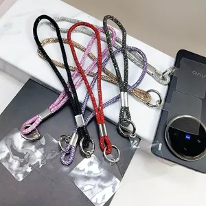 Vue rapprochée de cordons de téléphone en strass colorés avec anneaux métalliques.