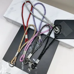 Gros plan de dragonnes de téléphone en strass étincelants de différentes couleurs sur des boîtes