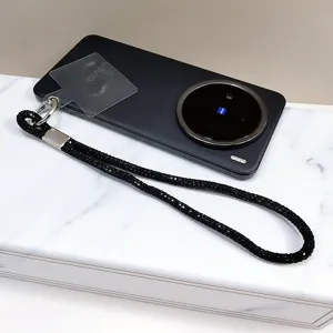 Vue détaillée d'une dragonne de téléphone de luxe en strass noirs avec anneau métal