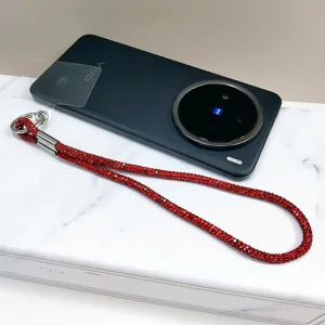 Dragonne de téléphone étincelante en strass rouge avec connecteur anti-perte
