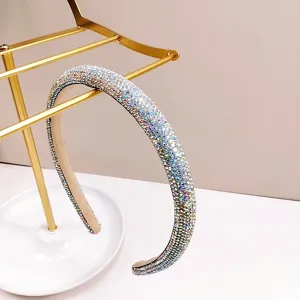 Gros plan sur un serre-tête serti de strass multicolores scintillants sur un support doré