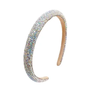 Serre-tête élégant orné de strass et cristaux irisés pour un look luxueux