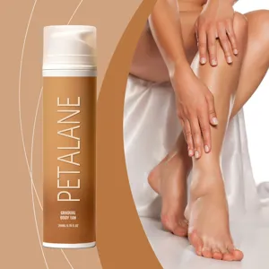 Aplicación detallada de la loción bronceadora PETALANE para una piel suave y radiante