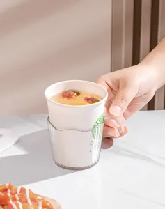 Nahaufnahme eines transparenten Becherhalters aus Kunststoff für Einwegbecher