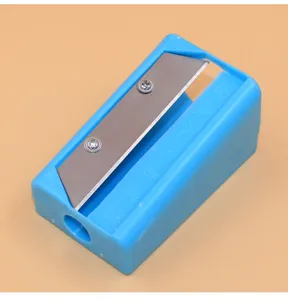 Blaue manuelle Gurkenschneidemaschine für die Vorbereitung von DIY-Gesichtsmasken