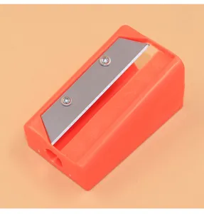 Detailansicht eines orangefarbenen manuellen Gurkenschneiders für die Gesichtsmaske.