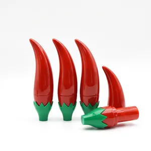 Detailansicht der kreativen Nähnadeldosen in Chili-Form in leuchtendem Rot und Grün