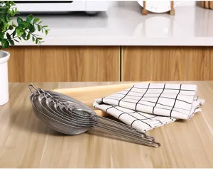 Juego de coladores de malla fina de acero inoxidable en un entorno real de cocina