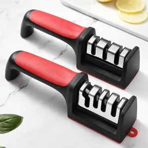 Roter und schwarzer ergonomischer dreistufiger manueller Messerschärfer für die Küche