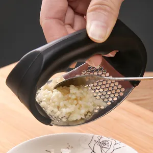 Schiacciaglio manuale a dondolo in acciaio inox con impugnatura ergonomica nera da cucina
