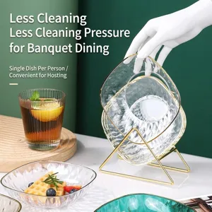 Platos pequeños transparentes para aperitivos con borde dorado y soporte metálico