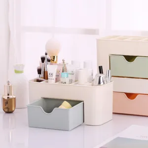 Dettaglio dell'organizzatore per trucchi colore crema con cassetto verde e scomparti
