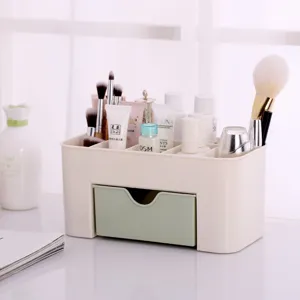 Vista dettagliata dell'organizzatore per trucchi crema e verde con cassetto e cosmetici