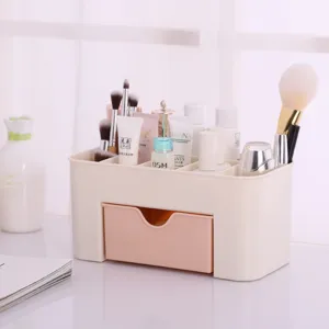 Dettaglio dell'organizzatore per trucchi crema con cassetto rosa e scomparti divisi.