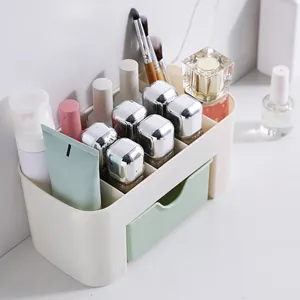 Vista dettagliata di un organizer per trucchi con un cassetto e diversi scomparti