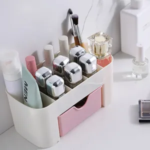 Vista dettagliata di un organizer per cosmetici da tavolo con cassetto rosa e scomparti.
