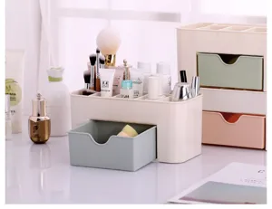 Vista dettagliata dell'organizzatore cosmetico minimalista con cassetto e scomparti in crema