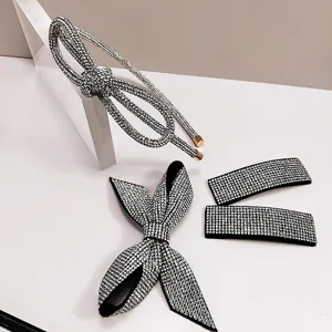 Primer plano detallado del conjunto de diadema y pinzas con brillantes strass