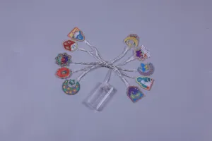 Vue détaillée de divers pendentifs en acrylique sur le thème du Ramadan et de l'Aïd