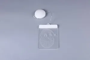 Gedetailleerde weergave van Pasen kuiken LED-raamdecoratie met gegraveerd 3D-patroon