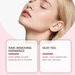 Gros plan d'une peau de visage lisse montrant l'effet de l'épilation de la lèvre.