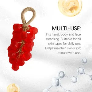 Detalle de un jabón rojo con forma de uva para la limpieza diaria de manos, cuerpo y rostro.