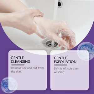 Gros plan de la mousse riche du savon en forme de raisin pour un nettoyage doux de la peau