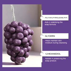 Gros plan d'un savon en forme de raisin montrant le PVP, la glycérine et le 1,2-hexanediol