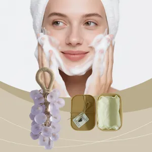 Detalle del set de jabón de uva y lavanda con una modelo aplicando espuma de limpieza