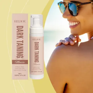Frasco y caja de mousse bronceadora EELHOE junto a una mujer con piel bronceada