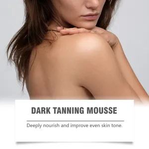 Primer plano de piel bronceada que muestra el efecto nutritivo de la mousse