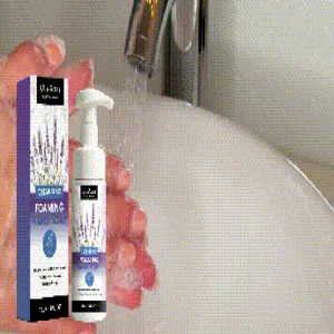 Dettaglio del sapone schiumoso alla lavanda OCEAURA vicino a un rubinetto del bagno