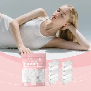 Nahaufnahme von rosa TORVIKX Einweg-Kompressionshandtüchern in einer Zehnerpackung