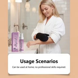 Detailansicht der Anwendung von OceAura Selbstbräunungsmousse mit Handschuh zu Hause.