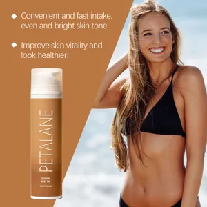 Loción de bronceado gradual PETALANE para una piel bronceada con modelo en la playa