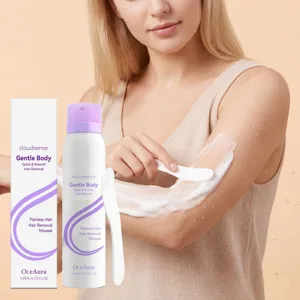 Détail de l'application d'une mousse dépilatoire douce sur le bras avec une spatule blanche