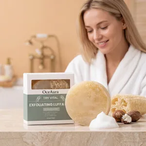 Primer plano del jabón de lufa exfoliante OCEAURA con fibras naturales y espuma