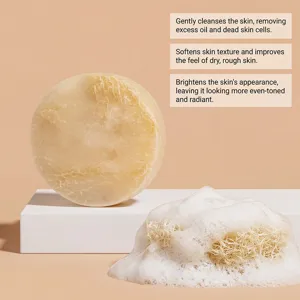 Primer plano de jabón de lufa y espuma que muestra propiedades exfoliantes suaves.