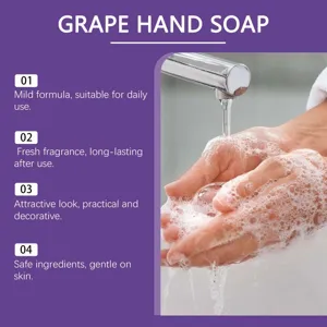 Gros plan sur la mousse riche d'un savon au raisin sous l'eau courante.
