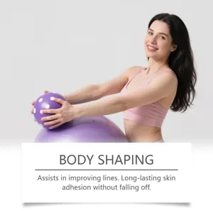 Femme s'exerçant avec des ballons violets pour le modelage et les soins