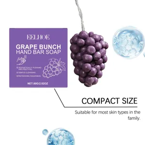 Gros plan d'un savon en forme de raisin violet avec cordon et boîte d'emballage