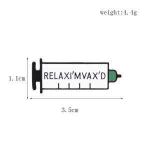 Vue détaillée du pin's seringue avec le texte Relax I'm Vax'd et les dimensions