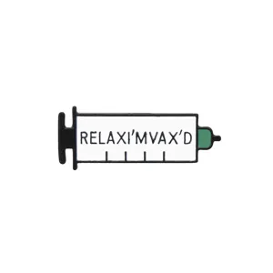 Gros plan détaillé d'un pin's en émail en forme de seringue avec le texte RELAXI'MVAX'D