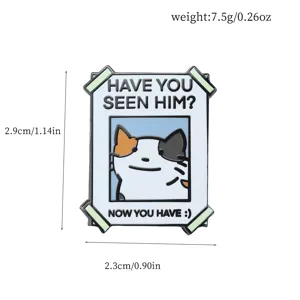 Detailopname van grappige kattenemaille pin met info over afmetingen en gewicht