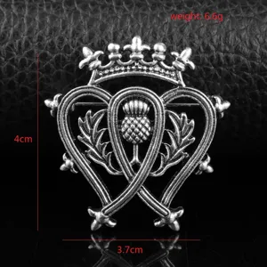 Detailweergave van vintage Schotse distelkroonbroche, afmetingen 4cm x 3,7cm, gewicht 6,6g